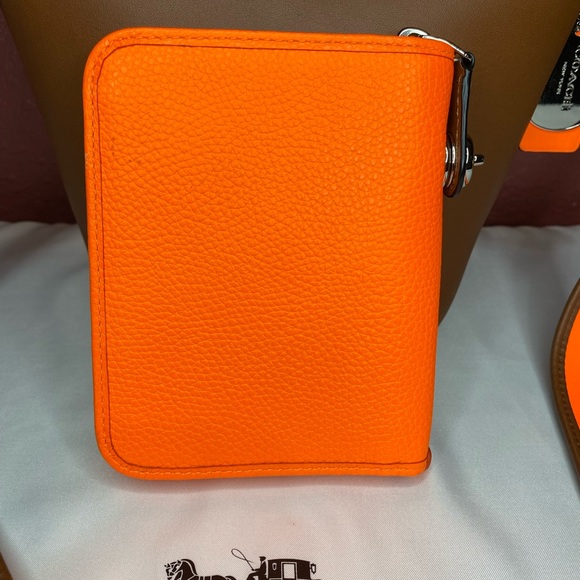 Coach Calf Leather Duffle & Matching Neon Wallet - Picture 4 of 14